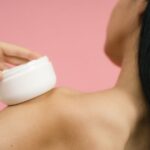 Stockfoto van een vrouw met een stralende huid die nicotinamide riboside supplementen gebruikt voor vitaliteit.