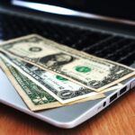 Een ondernemer die een zakelijke rekening opent en wereldwijd betalingen doet met een laptop en creditcard.