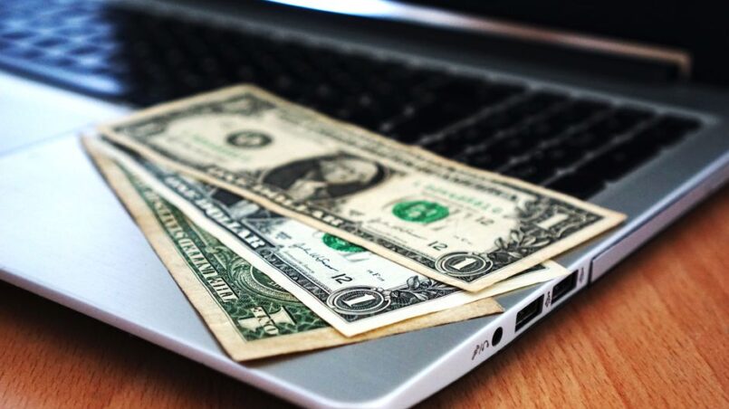 Een ondernemer die een zakelijke rekening opent en wereldwijd betalingen doet met een laptop en creditcard.